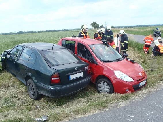Po nehodě Octavie a Clia u Chrasti pomáhali hasiči s ošetřením čtyř zraněných osob | POŽÁRY.cz - ohnisko žhavých zpráv