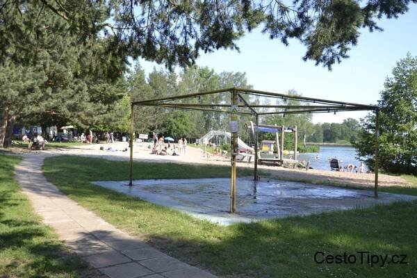 na koupališti při Jezeře v Poděbradech, kde je i camp
