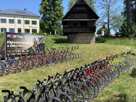Na koloběžce z Kopaniny na Malou Skálu: skvělý výlet pro rodinu i partu přátel