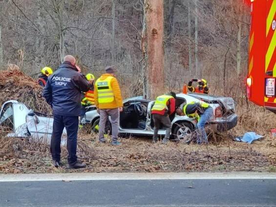 Dopravní nehoda na namrzlé vozovce: Řidič (†41) na Bruntálsku zraněním podlehl