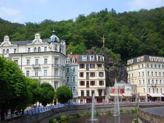 Ludwig van Beethoven nebo Antonín Dvořák. Karlovy Vary navštěvovaly i celebrity