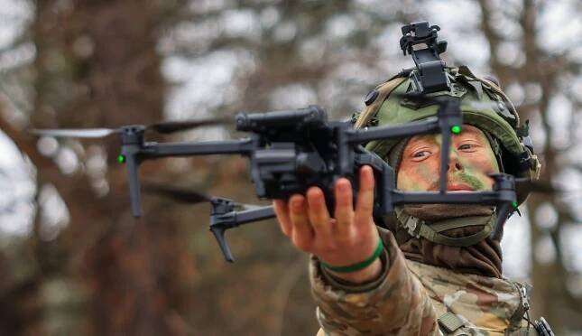 Voják litevských pozemních sil s dronem na cvičení Allied Spirit 25 v německém Hohenfelsu, 12. března 2025. Jendá se o opakované cvičení, které se koná ve Společném mnohonárodním centru připravenosti velitelství 7. armády a jehož cílem je připravit mnohonárodní brigádu na podporu odstrašujících iniciativ NATO.
