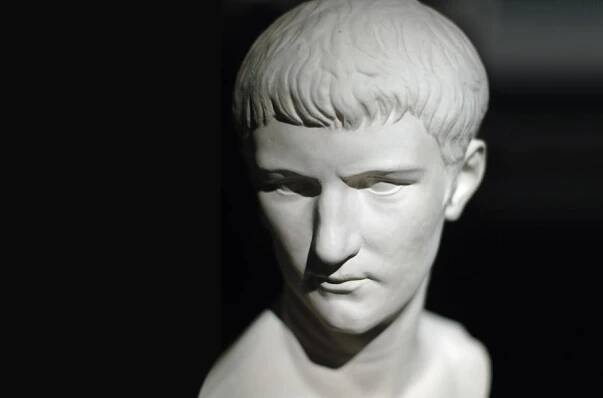 Císař Caligula nechal na jezeře Nemi postavit přepychové lodě pro opulentní večírky | 100+1 zahraniční zajímavost