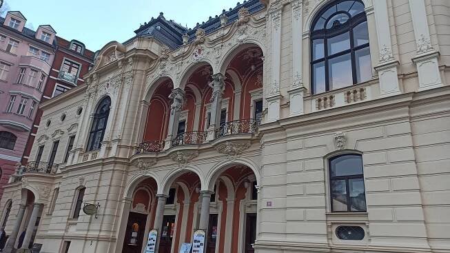 Podívejte se: Takto se v Karlových Varech změnila Nová Louka a Divadelní náměstí