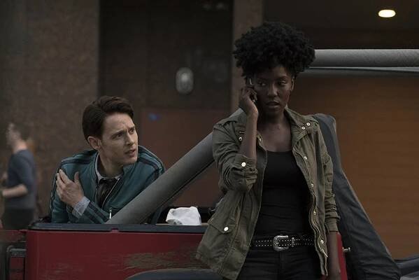 Dirk Gently's Holistic Detective Agency - Fix Everything - Z filmu - Samuel Barnett, Jade Eshete