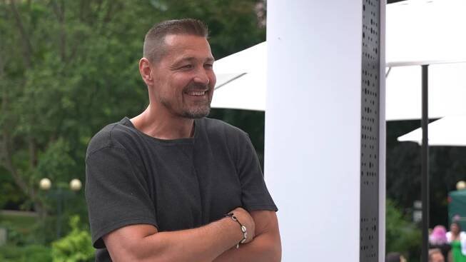 Petr Jákl slaví další úspěch: Točí dokument o hvězdě 9 a 1/2 týdne. Erotické scény zkoušel s krásnou manželkou - Super.cz