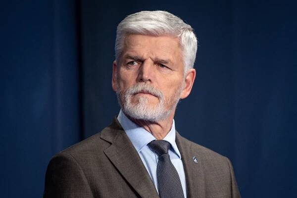 Kdo je tenhle rychlý mustang? Charismatický „alfasamec“ nezvládá odhánět fanynky