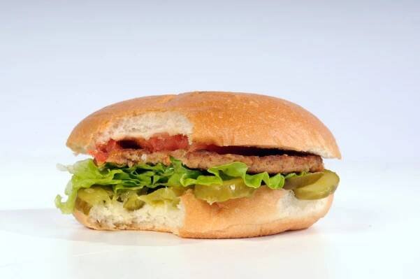 Ruská reakce na stažení McDonald‘s: nový fastfood Strýček Váňa má velmi podobné logo