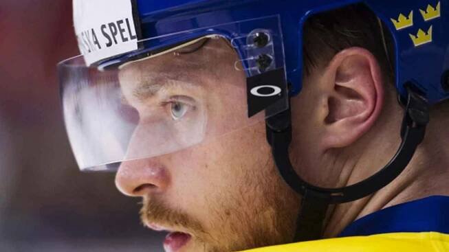 Adam Larsson ze Švédska.
