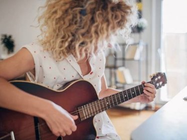 Writing music helps woman with bipolar disorder express intense emotion