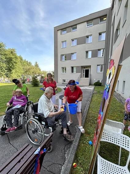 Senioři v domově ve Vizovicích zažehli oheň a prožili olympijský den