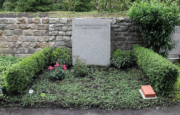 Soubor:Ehrengrab Hüttenweg 47 (Dahl) Richard von Weizsäcker.jpg