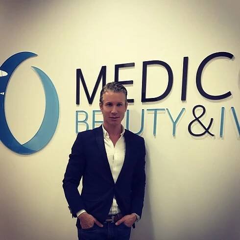 Robert Paulat získal práci svých snů — pracuje jako manažer luxusní estetické kliniky!