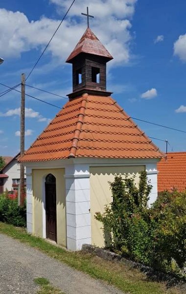 Soubor:Kondrac, Krasovice, chapel.jpg