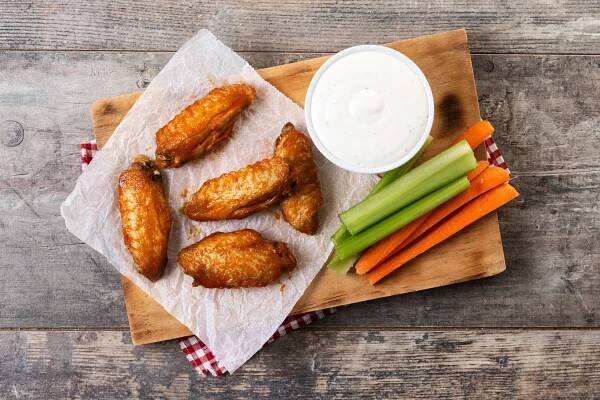 Z Buffala do celého světa: Historie a recept na slavná Buffalo wings