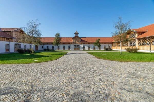 Stud farm in a dream setting. Superlative riding facility. | Duken & v. Wangenheim Immobilien