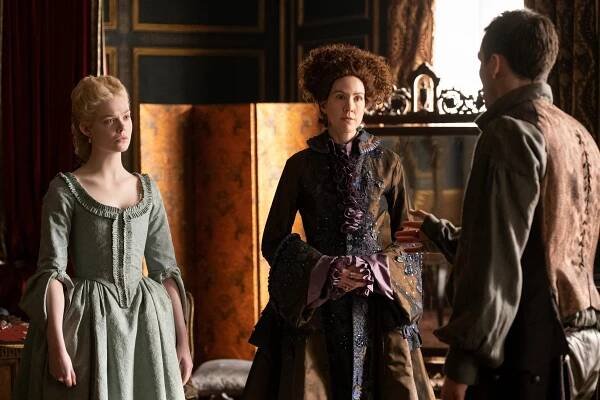 Veliká - Útrapy lásky - Z filmu - Elle Fanning, Belinda Bromilow, Nicholas Hoult