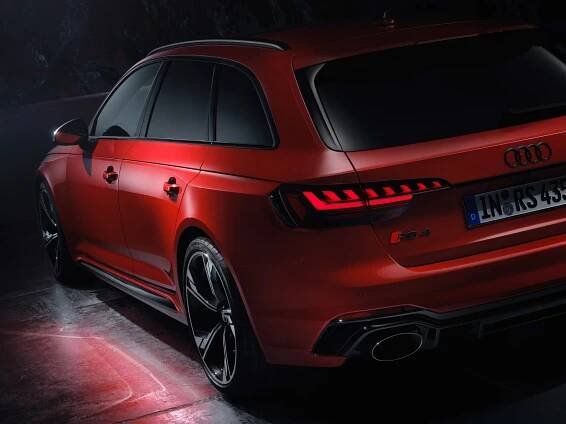 Jak vypadá perfektní rodinné kombi, které ve volném čase prožene i sporťáky? Jako Audi RS4 Avant po faceliftu