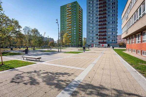 Rekonstrukce prostoru před poliklinikou, 16. října 2024, Ostrava-Hrabůvka.