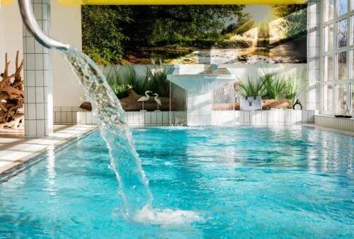 Bazén v ubytování Thermen-Hotel Rottaler Hof nebo v jeho okolí