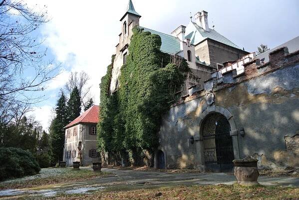 Soubor:Záme Líšno přední čelo zámku.JPG – Wikipedie