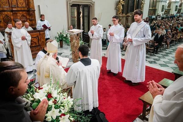 Brněnský biskup vysvětil novokněze: termíny primičních mší nebo kde budou faráři