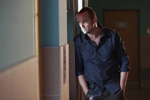 Protiúder - Epizoda 6 - Z filmu - Sullivan Stapleton