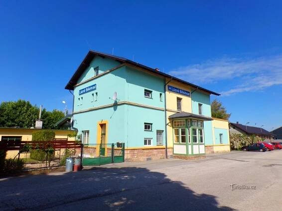 Železniční stanice v Lázních Bělohradě