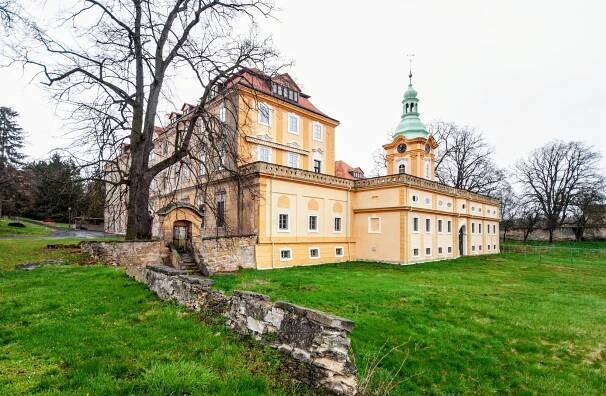 Zámek na prodej za cenu pražské vily. Pan továrník by to nepoznal, barvy vyráží dech