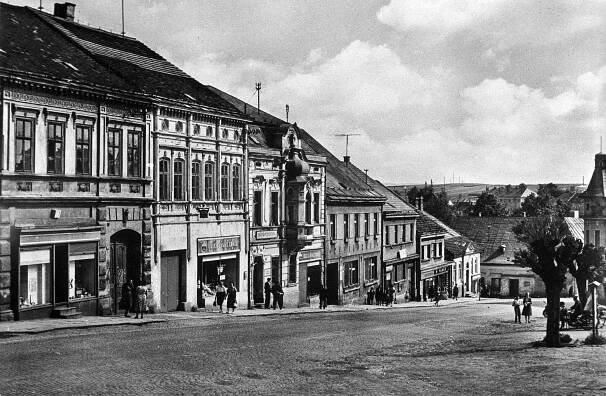 Pacov, východní strana náměstí; 50. léta 20. století (sbírka Jiřího Fiedlera).
