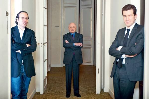 Pomoc zvenku: trojice mužů, kteří v roce 2010 převzali kontrolu nad deníkem. (Zleva Xavier Niel, Pierre Bergé a Matthieu Pigasse.
Pierre Bergé předloni zemřel, jeho podíl přešel na Niela s Pigassem.)