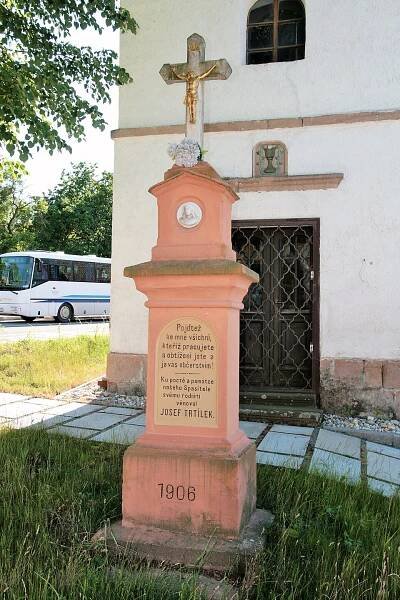 Soubor:Hluboké Dvory, kříž u kaple (6526).jpg – Wikipedie