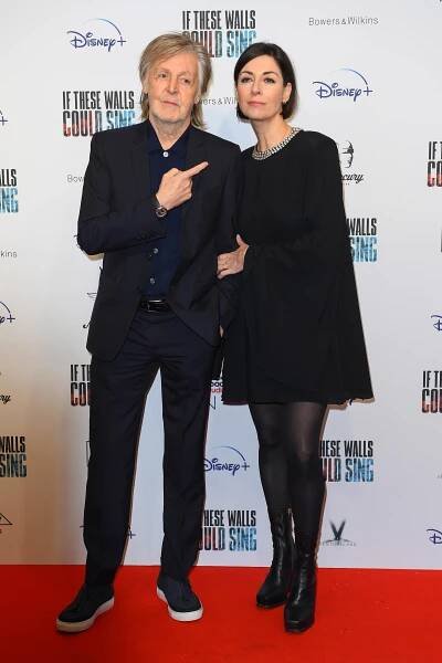Paul McCartney Pointing Daughter Mary Wallpaper