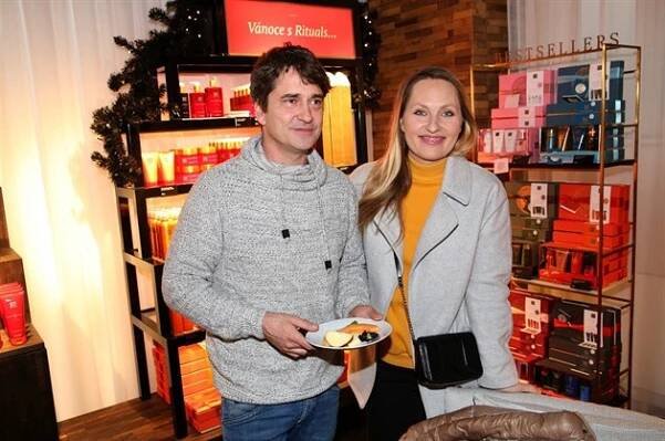 Vanda Hybnerová musí koukat: Saša Rašilov vedle mladší partnerky viditelně omládl