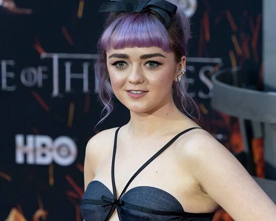 Hvězdná herečka Maisie Williams, kterou znáte ze seriálu Hry o trůny, se toho nebojí. Následuje módní trendy a šla úplně dohola