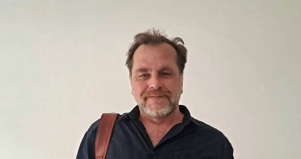 Provozovatel slavného ostravského baru U Waldemara, kam chodil Kryl i Špinarová, stojí před soudem. Přemysl Bureš (54) měl sousedce zlomit prst.