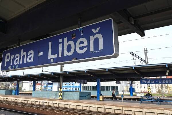Policie uzavřela okolí nádraží v Libni. V podezřelém batohu byly plynové lahve
