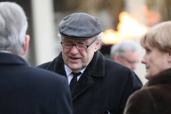 Lidé se loučili s exministrem Dobrovským. Přišel i bývalý premiér Čalfa
