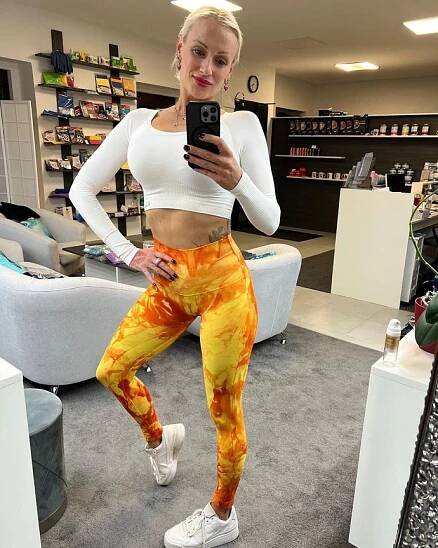 FOTO: Iva Sarauerová dříve soutěžila v bikini soutěžích. Nyní se opět chystá dostat do formy. – stránka 11
