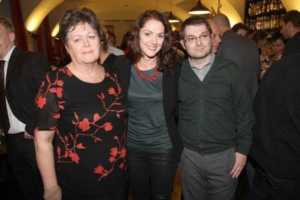 Klára Issová se svou maminkou a bratrem. Do společnosti společně příliš často nechodí. 