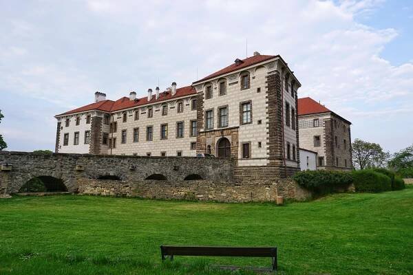 Do Nelahozevsi nejen za Dvořákem. Za návštěvu stojí i nádherný renesanční zámek