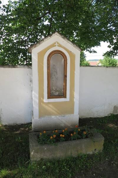Soubor:Little chapel near church of Saint Martin in Budkov, Třebíč District.JPG – Wikipedie