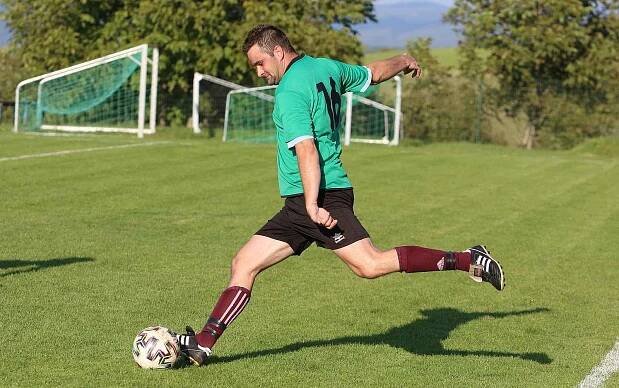 Fotbalisté Mladcové (v modročervených dresech) v 9. kole I. B. třídy skupiny B zvítězili v Jaroslavicích 3:1.