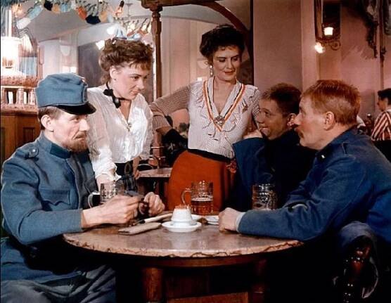 FOTO: Josef Kemr, Alena Kreuzmannová, Jiřina Steimarová, Rudolf Hrušínský, Josef Šidlichovský ve filmu Dobrý voják Švejk (1956).
