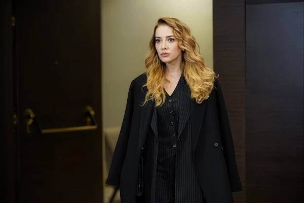 Dolunay Soysert - Yabani - Episode 18 - Z filmu