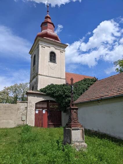 Soubor:Kostomlaty pod Řípem - kostel sv. Petra a Pavla (stav květen 2024) (2).jpg – Wikipedie