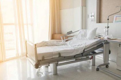 měkké zaostřné pozadí elektricky nastavitelného lůžka pacienta v nemocničním pokoji - nemocniční oddělení - stock snímky, obrázky a fotky