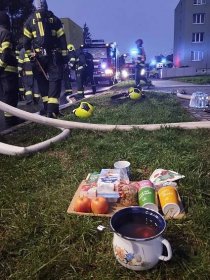 Z hořícího paneláku v Dobřanech museli hasiči vyvést v maskách pět lidí