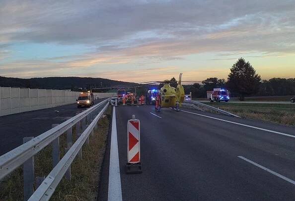 Řidič se ve zúžení na D46 nevěnoval řízení a způsobil nehodu, čtyři lidé se zranili