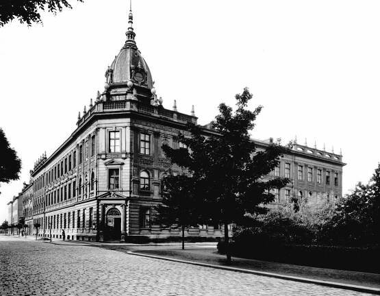 FOTO: Začátky byly těžké. Nedostatek vyučujících i laboratoří, výuka na směny